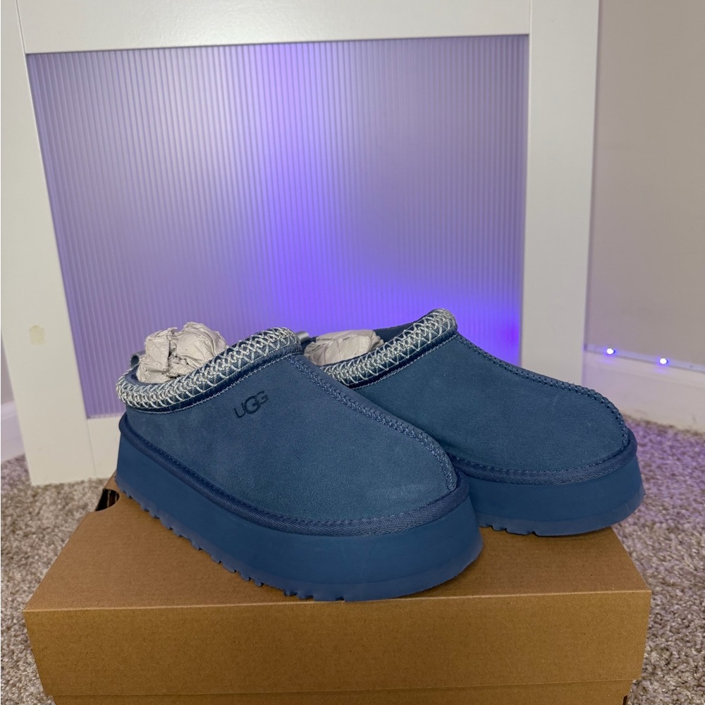 Women’s Size 6 UGG TAZZ in Deep Blue